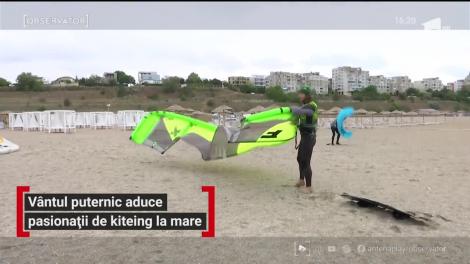 Vântul puternic aduce pasionații de kiteing la mare