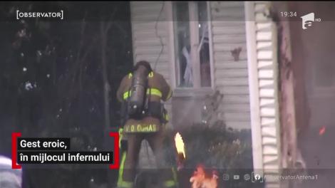 Gest eroic, în mijlocul infernului. Cu mâinile goale, fără costum de protecţie, un bărbat din Alabama scoate pe geam o femeie