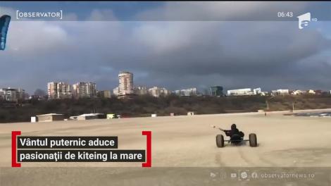 Vântul puternic aduce pasionații de kiteing la mare