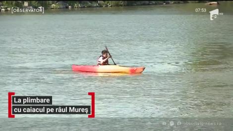 Pasionaţii de kaiac-canoe se pot bucura de sport în aer liber. Pe râul Mureş deja s-a dat startul plimbărilor în caiac