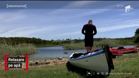 Relaxarea pe apă cu caiacul, una dintre cele mai frumoase forme de mișcare în aer liber