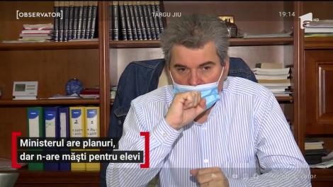 Peste 300 de mii de elevi se vor întoarce în şcoli, peste doar o săptămână. Însă măştile care ar trebui să-i protejeze încă lipsesc cu desăvârşire. Achiziţia a fost anulată