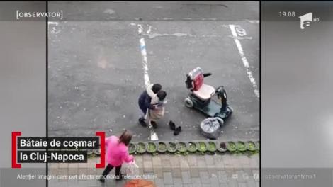 Bătaie ca în filme în Cluj-Napoca! O tânără imobilizată în scaunul cu rotile a fost bruscată pe stradă