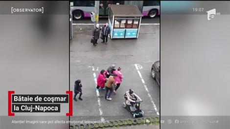 O tânără imobilizată în scaunul cu rotile a fost răsturnată și lasată să se târască în stradă. Scene revoltătoare filmate în Cluj-Napoca!