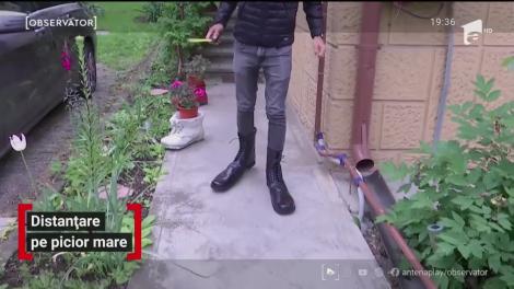 Pantofii cu talpă uriaşă, pentru cei care nu ştiu ce înseamnă "prea aproape", fabricați în România. Cât costă o pereche