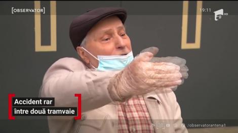 Două tramvaie pline cu oameni s-au ciocnit frontal în Capitală