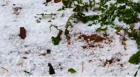 Rupere de nori în București și ploaie cu gheață în mai multe zone ale țării. Vremea a oferit imagini apocaliptice! - VIDEO