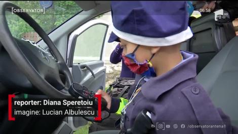 Surpriză de proporţii pentru un băieţel din Gorj. De ziua lui, David s-a trezit cu mascaţii la poartă