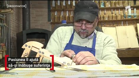 Un lutier renumit din Reghin îşi vindecă suferinţa prin muncă. Bărbatul şi-a pierdut soţia din cauza COVID-19