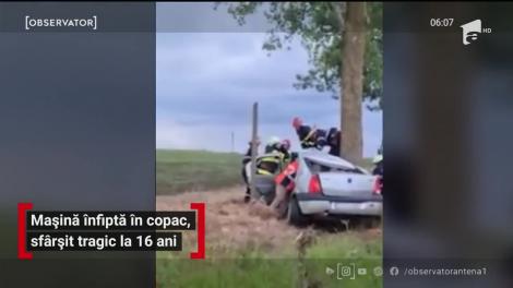 Mașînă înfiptă in copac, sfârșit tragic la 16 ani