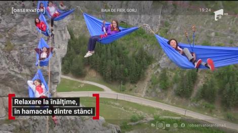 Cum arată relaxarea într-un hamac montat între stânci, la sute de metri altitudine