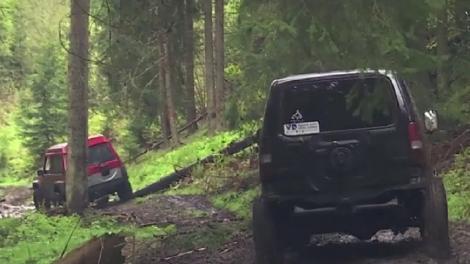 O escapadă la munte, într-o maşină de teren, modalitatea inedită de petrecere a timpului liber în mijlocul naturii