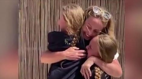 Reuniune emoționantă între o asistentă și fetele ei, în Marea Britanie