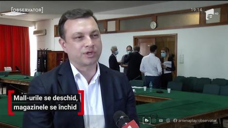 Mall-urile se deschid, magazinele se închid