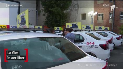 Vizionare de film din taxi, în aer liber, în curtea unui cinematograf din Arad