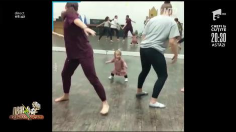Are dansul în sânge și face senzație cu mișcările ei! Cum dansează o fetiță, care dă tonul într-o sală de dans! |Video