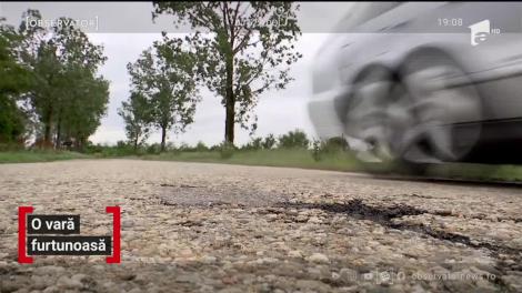 Furtunile au lovit cu furie zeci de oraşe şi sate, iar viiturile au făcut prăpăd şi au distrus gospodării una după alta