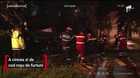 Codurile de vreme rea cad în rafale asupra României. Este a cincea zi la rând în care avem cod roşu de furtuni