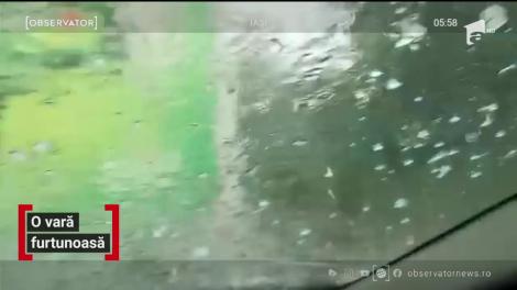 Grindina a lovit zeci de localităţi din nordul ţării. Furtunile violente au smuls copacii din rădăcini