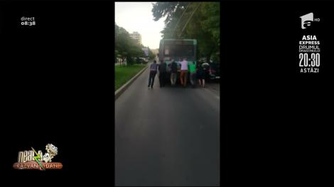Scene comice pe străzile capitalei! Un troleibuz, împins de pasagerii pe care trebuia să-i transporte! |Video