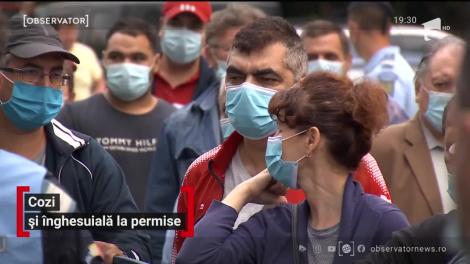 Emoţii, dar şi cozi în prima zi în care cei care vor să devină şoferi au putut susţine proba scrisă. Jandarmii au fost chemaţi să facă ordine printre candidaţi