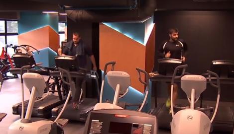 Românii care s-au întors în sălile de fitness au găsit totul schimbat. Reguli greu de respectat: Folosirea dușului, interzisă!