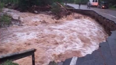 România, lovită de două cicloane! Când vor înceta ploile torențiale și inundațiile, în țară. Un drum național a fost rupt! Mașini luate de apă! Imagini dramatice! VIDEO