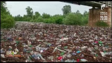 Smiley News: Râul din România ce a ajuns să fie blocat de un baraj de gunoaie! | VIDEO