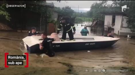 România devine tărâmul apelor. Plouă în fiecare zi de la începutul lunii, iar inundaţiile au înghiţit localităţi întregi