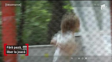 Părinţii fac legea în parcuri. Şi-au lăsat copiii să dea năvală în locuri de joacă deşi acestea sunt încă închise