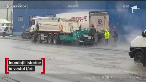 O nouă avalanşă de coduri de vreme rea. Vestul ţării este în continuare sub ape. Sunt inundaţii istorice
