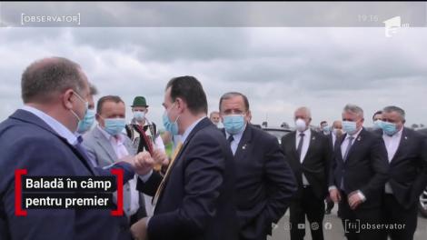 Premierul Ludovic Orban a fost întâmpinat pe şantierul de pe centura Rădăuţilor cu pâine, sare şi balade populare