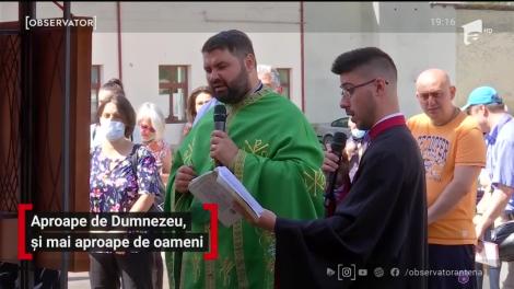 Prima slujbă din ultimele trei luni care s-a ţinut în interior. Cum au arătat Bisericile pline de credincioși