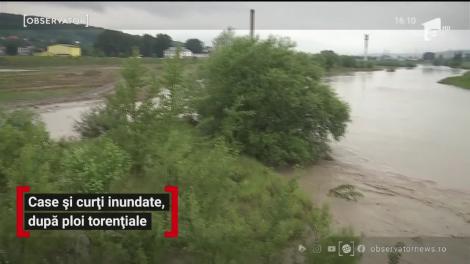 Inundaţiile au făcut ravagii în nordul şi estul ţării. Aluviunile au blocat mai multe drumuri judeţene, iar circulaţia feroviară a fost blocată timp de mai multe ore