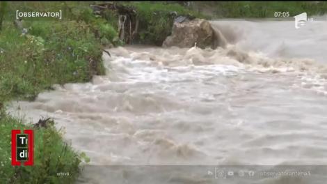 Doua trenuri din Aiud, blocate din cauza ploilor. Ce măsuri au luat autoritățile