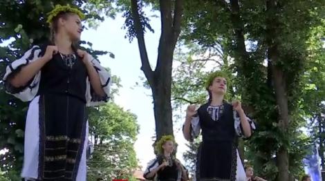 Imagini inedite în România! În timp ce pe litoral îmbulzeala e la ordinea zilei, de Sânziene s-a dansat cu distanțare - VIDEO