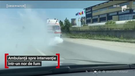Imagini incredibile filmate în Timişoara. Ambulanţele de aici sunt atât de vechi încât, atunci când ies pe şosele, îneacă totul în fum