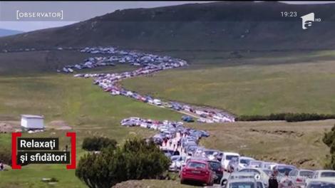 Relaxarea a venit la pachet cu sfidarea. Mii de oameni şi-au petrecut duminica pe Platoul Bucegilor