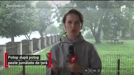 Străzi acoperite de apă şi copaci puşi la pământ. Furtunile au pus stăpânire pe jumătate de ţară