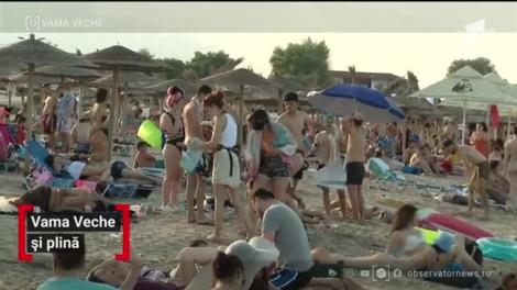 Marea e din nou ce-a fost. Sunt mii de oameni pe plajele din Mamaia şi Vama Veche. Poliţiştii încearcă să-i ţină pe turişti departe unii de alţii cu razii la care au tăiat amenzi peste amenzi