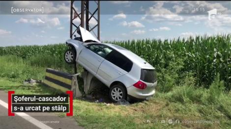 Un carambol cu trei maşini s-a încheiat cu o cascadorie nedorită pe Drumul Naţional 1. Un şofer s-a urcat, cu tot cu maşină, pe un stâlp