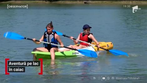 Tabără pe lac, în caiac