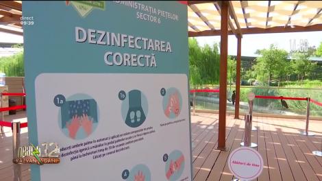 Plimbări cu hidrobicicleta pe lacul din oraș într-o zi sufocantă de iulie