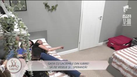 Între două nu te plouă! Florin, în pat, alături de două concurente! "Se ține ca scaiul de ea" | Video