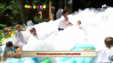 Distracție cu spumă pentru copii la grădiniță