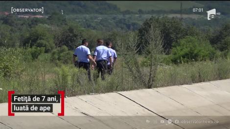 Fetiță de 7 ani, luată de ape