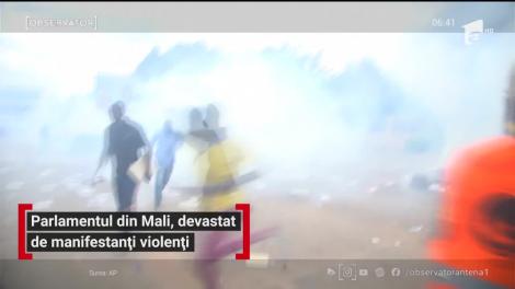 Parlamentul din Mali, devastat de manifestanți violenți