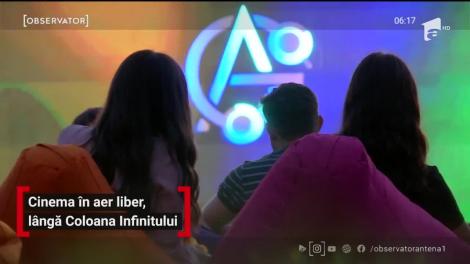 Cinema în aer liber, lângă Coloana Infinitului