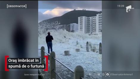 Oceanul s-a făcut spumă în Cape Town, Africa de Sud