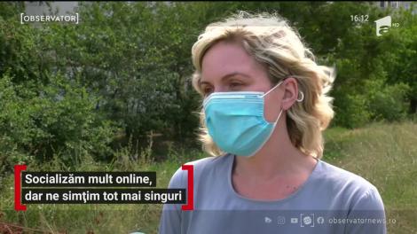 Socializăm mult online, dar ne simțim tot mai singuri